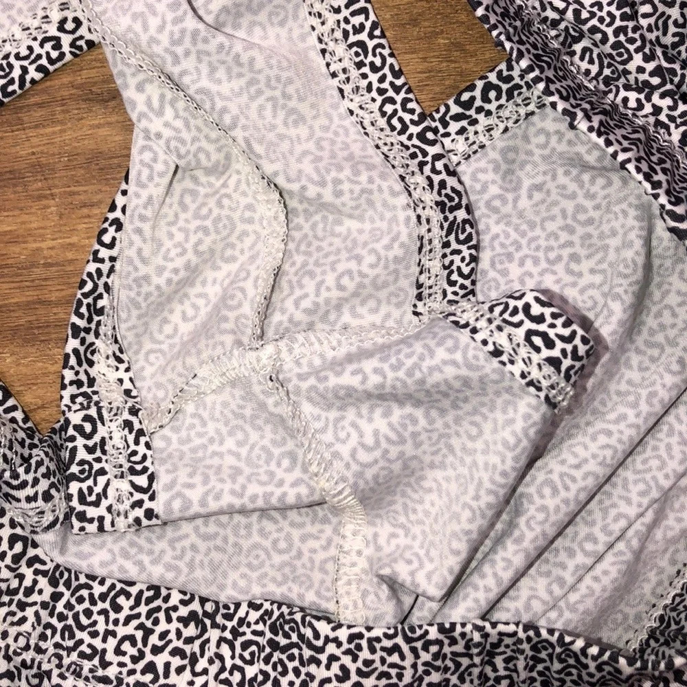 Small cozy leopard print silky night lounge shorts - Picture 6 of 6